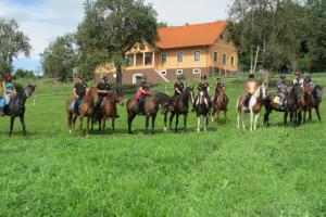 Druženje srediških in hrvaških konjenikov na Grabah 3